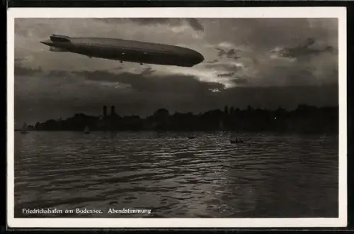 AK Friedrichshafen a. B., Zeppelin bei abendlicher Fahrt über dem Bodensee
