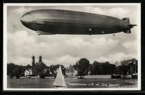 AK Friedrichshafen, Luftschiff Graf Zeppelin über dem Hafen, 