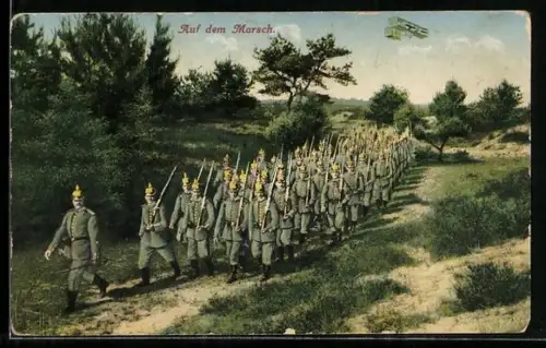 AK Auf dem Marsch, deutsche Infanteristen mit Pickelhaube und Gewehr auf dem Vormarsch, Flugzeug am Himmel