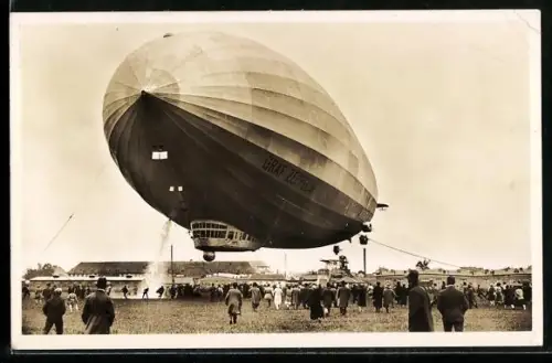 AK LZ 127 Graf Zeppelin bei der Landung, Das Luftschiff lässt Wasserballast ab