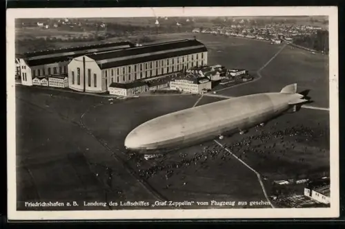 AK Friedrichshafen, Landung des Luftschiffs Graf Zeppelin vom Flugzeug aus gesehen, Neue Luftschiffhalle