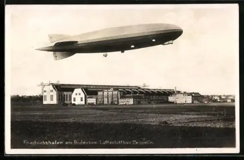 AK Friedrichshafen, Luftschiff Graf Zeppelin über den Luftschiffhallen der Zeppelin GmbH