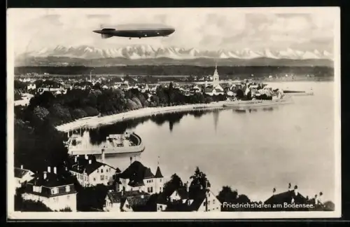 AK Friedrichshafen / Bodensee, Zeppelin im Flug über dem Ort
