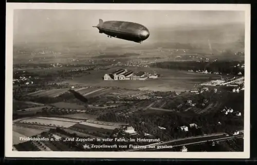 AK Friedrichshafen a. B., Graf Zeppelin und Zeppelinwerft vom Flugzeug aus gesehen