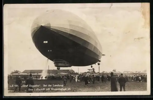 AK Graf Zeppelin LZ 127 bei der Landung, Luftschiff lässt Wasserballast ab