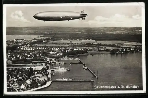 AK Friedrichshafen i. B., Zeppelinfahrt über die Stadt, Luftbild
