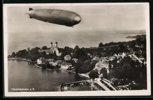 AK Friedrichshafen a. B., Luftschiff Graf Zeppelin in voller Fahrt vom Flugzeug aus gesehen