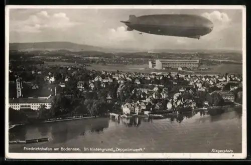 AK Friedrichshafen a. B., Gesamtansicht mit Luftschiff LZ127 Graf Zeppelin