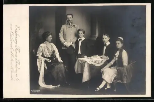 AK Erzherzog Franz Ferdinand von Österreich d`Este in Uniform im Kreis seiner Familie