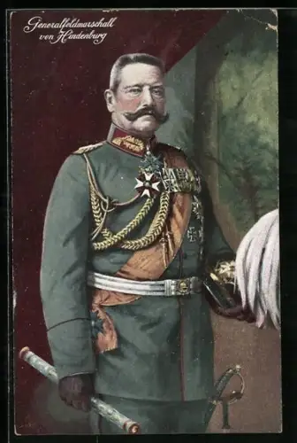AK Generalfeldmarschall Paul von Hindenburg in Uniform mit Helm in der Hand