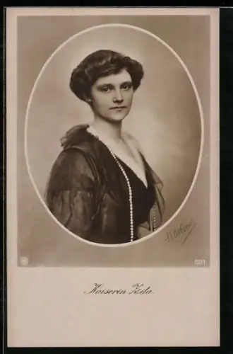 AK Kaiserin Zita von Österreich in dunklem Kleid mit langer Perlenkette