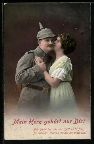 AK Soldat in Uniform mit Pickelhaube bekommt von seiner Liebsten einen Kuss