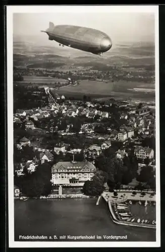AK Friedrichshafen a. B., Teilansicht mit Kurgartenhotel und Zeppelin Luftschiff