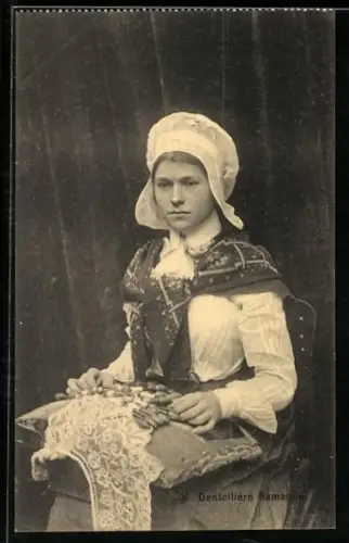 AK Vlaamsche Kantwerkster, junge Klöpplerin in Tracht
