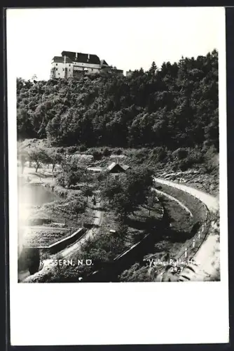 AK Messern /N.Ö., Schloss über einer Uferpartie, Strasse