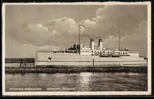 AK Warnemünde, Fährschiff Schwerin beim Einlaufen in den Hafen