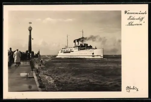 AK Warnemünde, Fährschiff Schwerin passiert die Mole