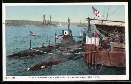 AK New York, NY, U.S. Submarines and warships in Hudson River