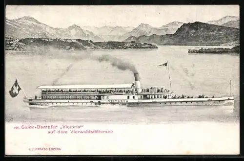 AK Vierwaldstättersee, Binnenschiff Salon-Dampfer Victoria unter Dampf vor Gebirgspanorama
