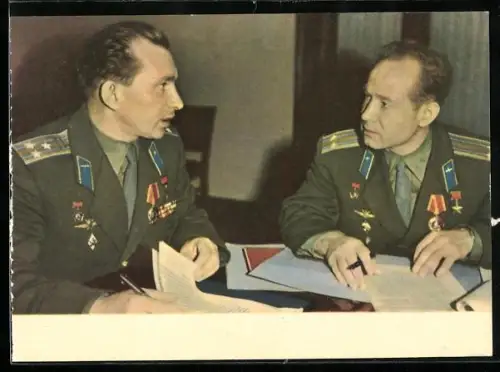 AK Besatzung der sowjetischen Raumkapsel Woschod-2, Kosmonauten P. I. Beljajew und A. A. Leonow