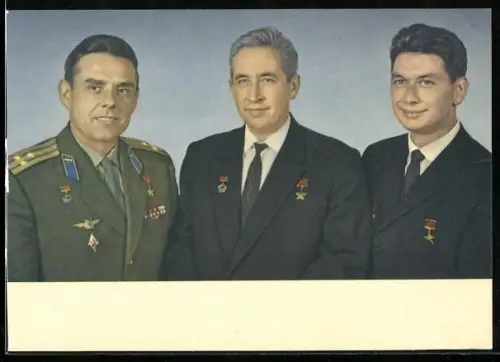 AK Besatzung der sowjetischen Raumkapsel Woschod, Kosmonauten W. M. Komarow, K. P. Feoktistow und Arzt Jegorow