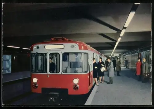 AK Milano, U-Bahn und Fahrgäste am Bahnhof