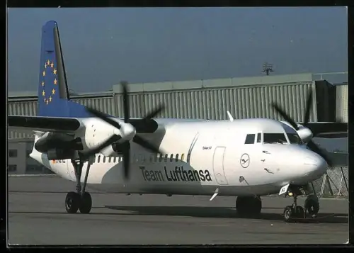 AK Passagierflugzeug Fokker 50 der Lufthansa mit drehenden Propellern auf dem Flugfeld