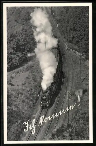 AK Deutsche Dampflokomotive mit Personenzug in voller Fahrt durch Waldgebiet, Eisenbahn