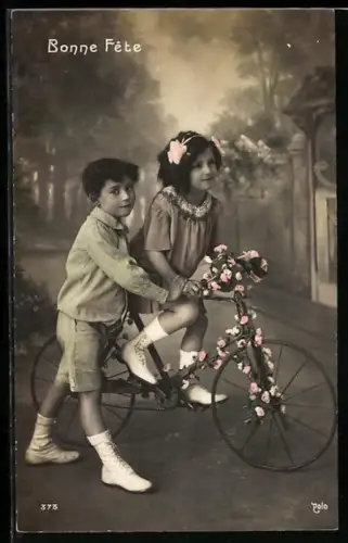 AK Mädchen auf blumengeschmücktem Fahrrad