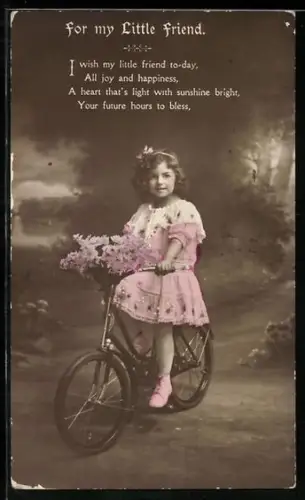 AK Mädchen im Kleid auf blumengeschmücktem Fahrrad