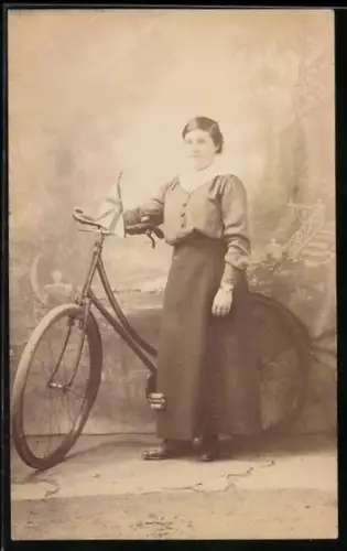 Foto-AK Frau im Kleid nebem ihrem Fahrrad, britische Fahne auf der Lenkstange