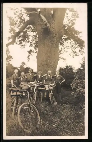 Foto-AK Herrengruppe auf Fahrradfahrt 1926, bis Calau noch 94 Kilometer
