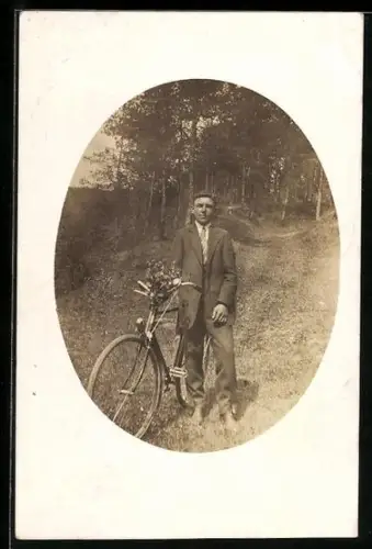 Foto-AK Junger Mann mit seinem Fahrrad auf einem Waldweg