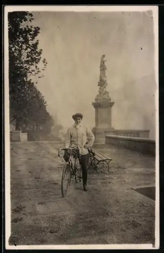 Foto-AK Junger Mann auf seinem Fahrrad vor einem Standbild 1928