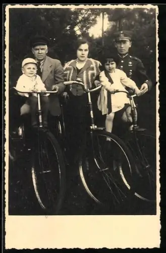 Foto-AK Familie mit drei Fahrrädern in der Nähe von Riga 1938, lettischer Uniformierter