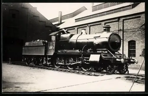 AK Britische Lokomotive Nr. 4388 mit Tender vor einem Lokschuppen, englische Eisenbahn