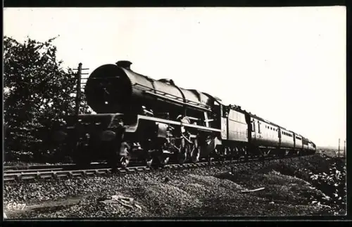 AK Britische Lokomotive Nr. 6200 mit Kohlentender und Personenzug in Fahrt, englische Eisenbahn