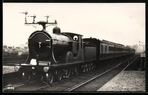AK Britische Lokomotive Nr. 424 mit Tender und Personenwaggons nahe Earlsfied, englische Eisenbahn
