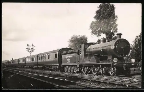 AK Britische Lokomotive Nr. 396 der Southern Railway mit Personenzug auf Fahrt nach Portsmouth, englische Eisenbahn