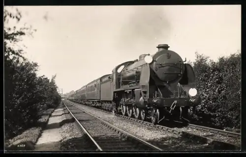 AK Britische Lokomotive Nr. 767 mit Windleitblechen und Personenzug in Fahrt, Baujahr 1925, englische Eisenbahn
