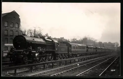 AK Britische Lokomotive Nr. 6111 mit Personenwaggons in Fahrt, englische Eisenbahn