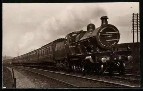 AK Britische Lokomotive Nr. 1042 mit Tender und Personenzug in voller Fahrt, englische Eisenbahn