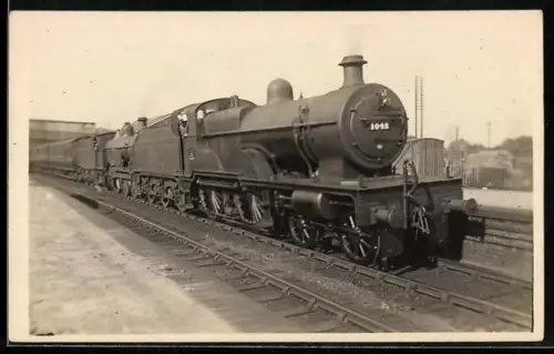 AK Britische Lokomotive Nr. 1042 mit Tender und weiterer Dampflokomotive vor Lokschuppen, englische Eisenbahn