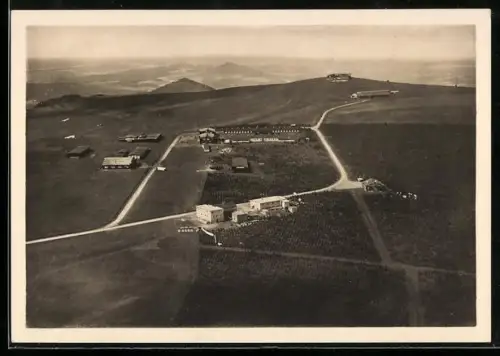 AK Gersfeld, Wasserkuppe mit Berggasthof, Hotel Deutscher Flieger und Fliegerlager, Fliegeraufnahme