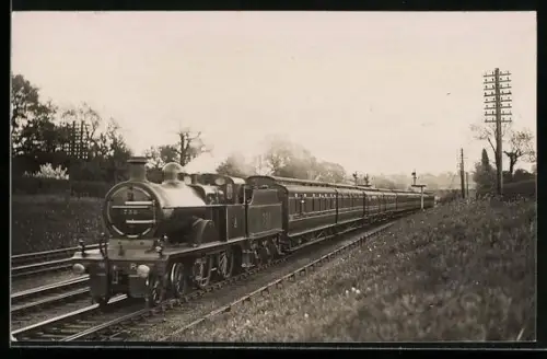 AK Britische Lokomotive Nr. 738 mit Kohlentender und Personenwaggons in Fahrt, englische Eisenbahn