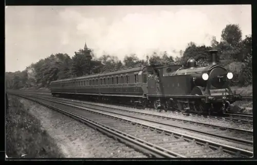 AK Britische Lokomotive Nr. 324 der LSWR mit Personenwaggons, Lokführer im Fahrstand, englische Eisenbahn