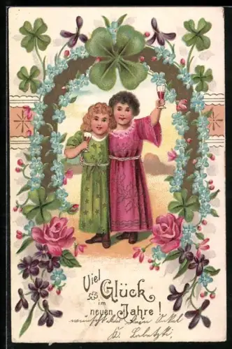 Stoff-Präge-AK Kleines Paar Neujahrsgruss, Hemd aus echtem Stoff