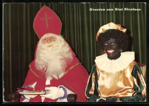 AK Sint Nicolaas und Zwarte Piet auf Stühlen vor einem Vorhang sitzend, Groeten van Sint Nicolaas