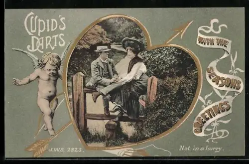AK Pärchen sitzt auf einem Zaun, Amor im Passepartout