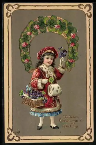 AK Mädchen überbringt Geburtstagswünsche unter einem Hufeisen aus Klee und einem Korb voller Veilchen
